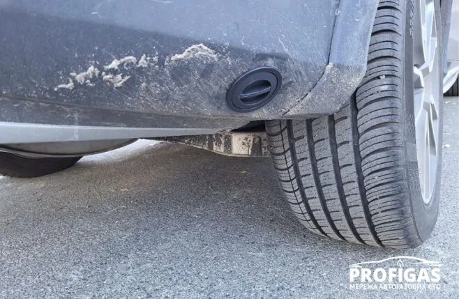 Заправний пристрій вмонтований в бампер