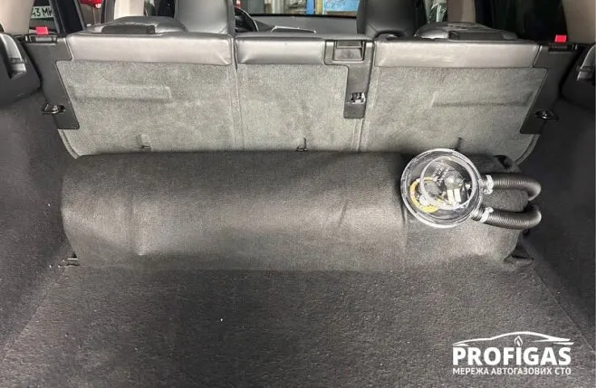 Циліндричний газовий балон 40 л встановлений позаду пасажирських сидінь