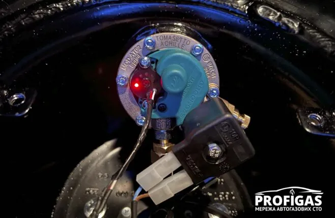 Тороїдальний балон в ніші запасного колеса на 50 л обладнаний мультиклапаном з 5-ма ступенями захисту